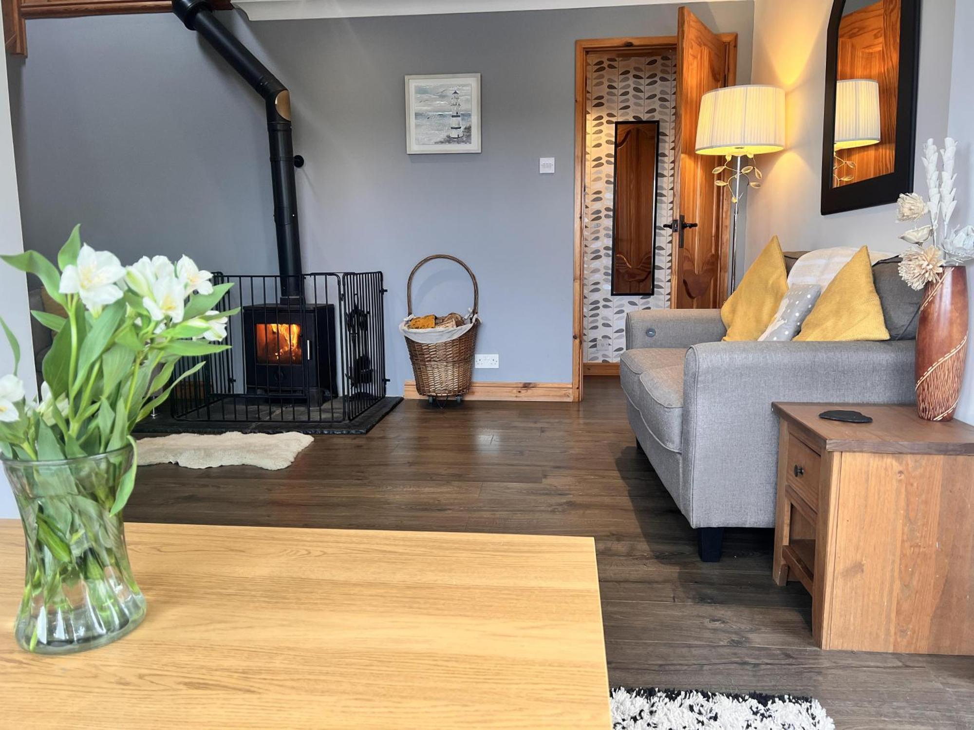 3 Bed Detached Cottage- Log Burner Mountain Views *