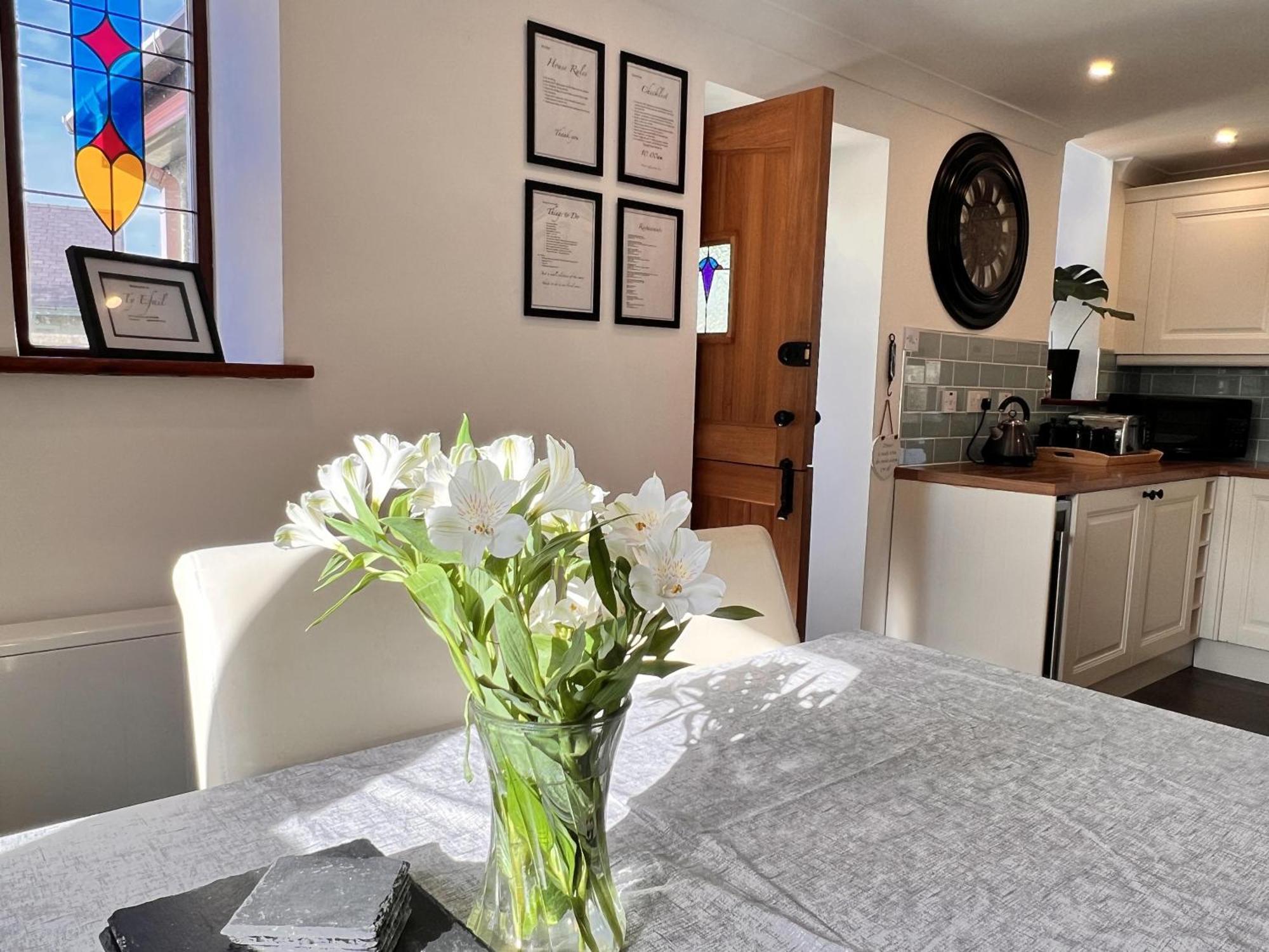3 Bed Detached Cottage- Log Burner Mountain Views Holiday home *