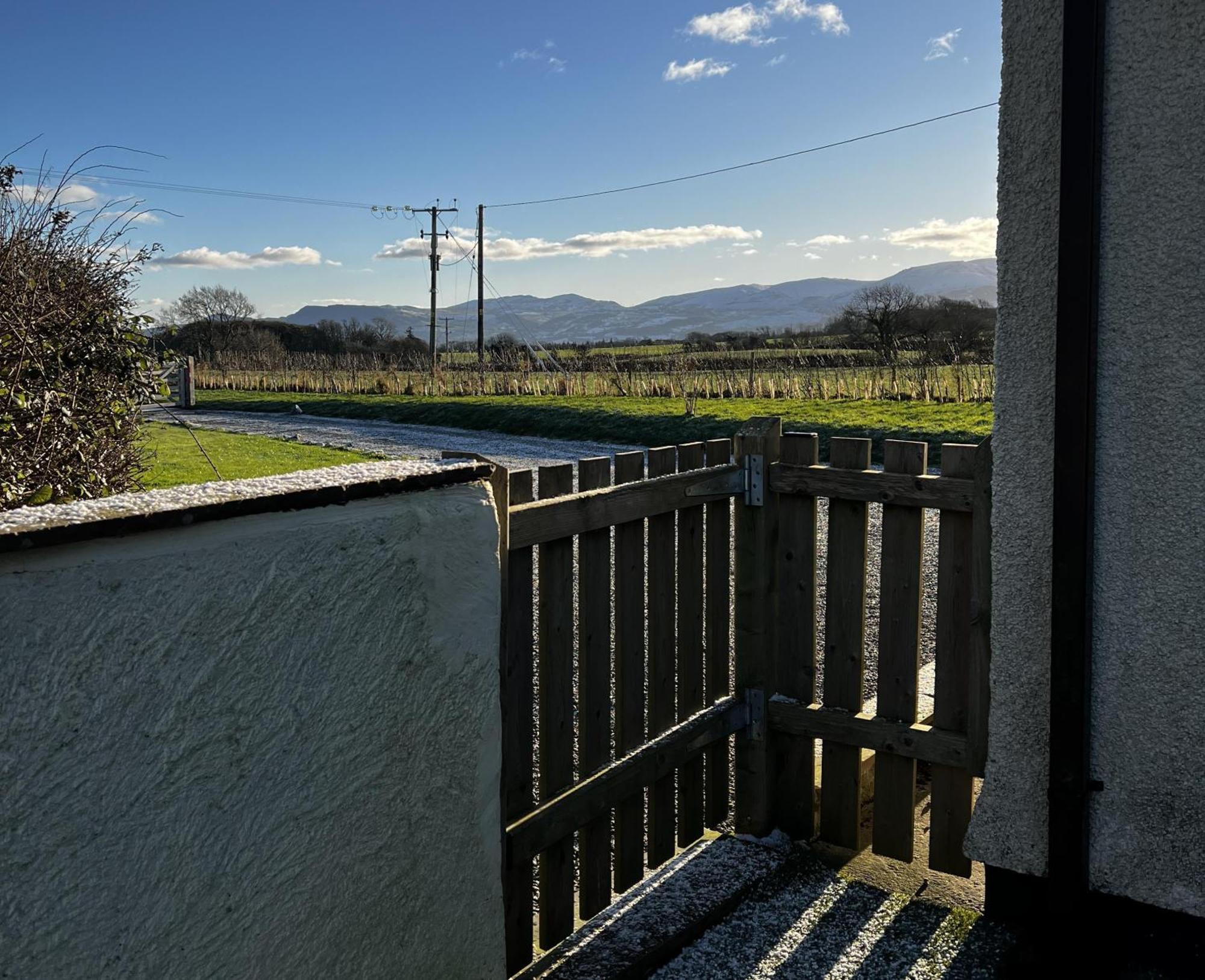 3 Bed Detached Cottage- Log Burner Mountain Views *