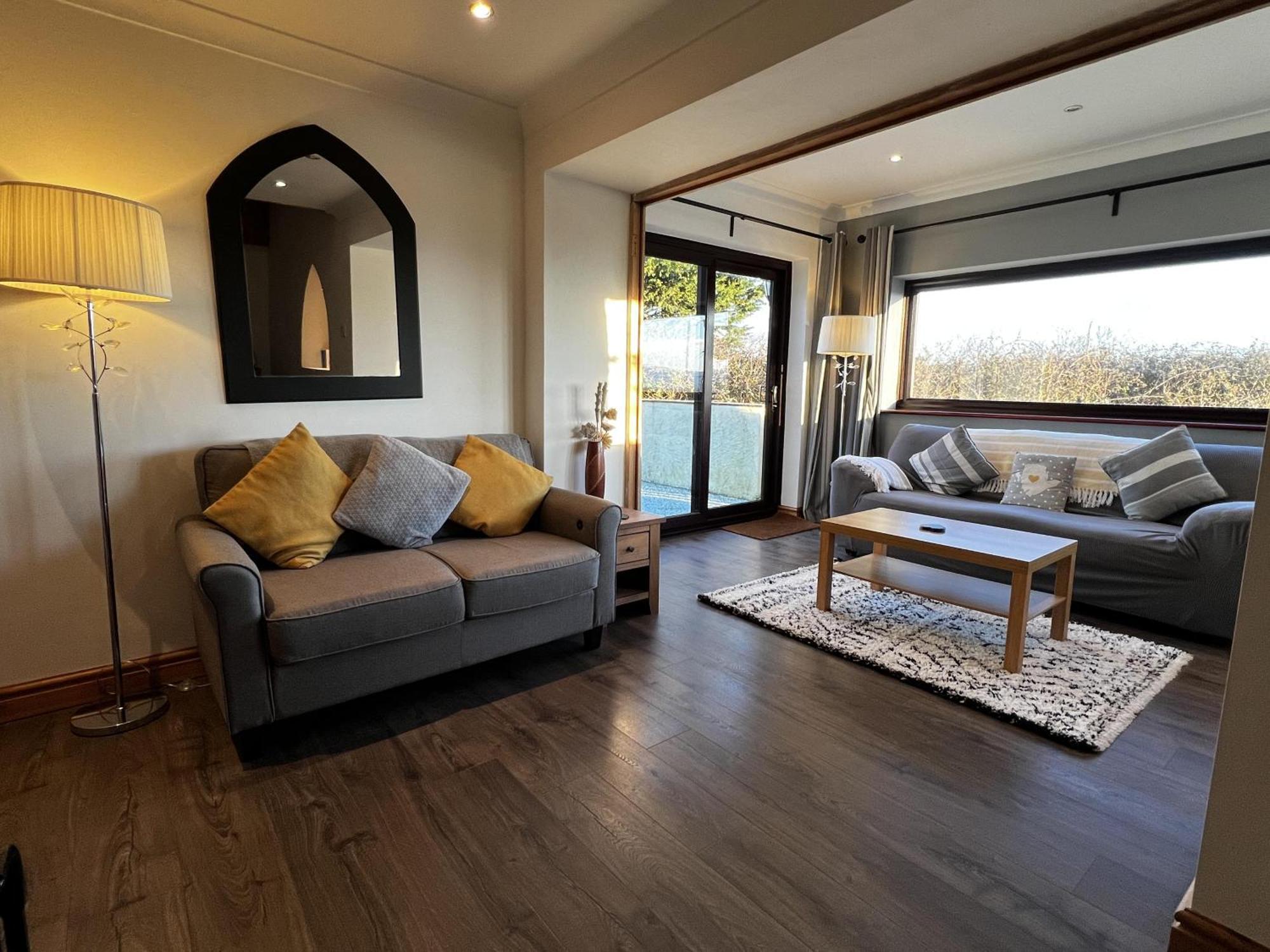 3 Bed Detached Cottage- Log Burner Mountain Views *
