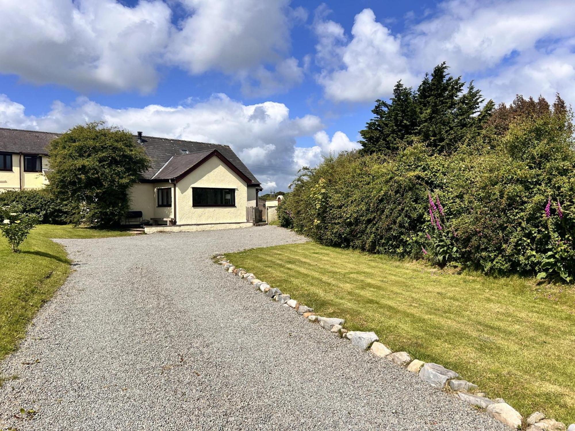 3 Bed Detached Cottage- Log Burner Mountain Views Beaumaris